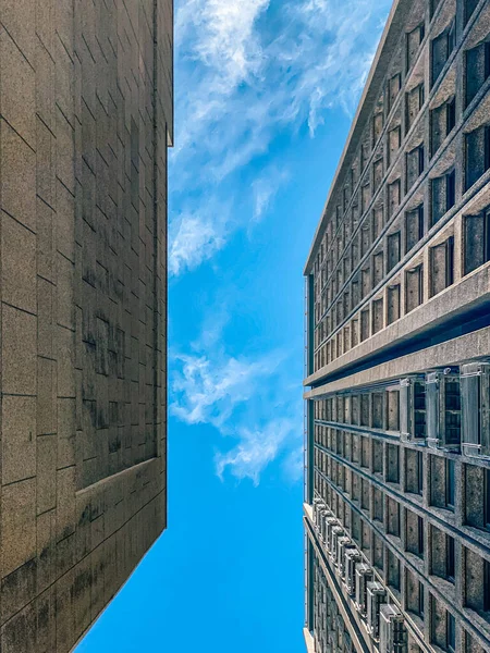 Plano Vertical Edificios Altos Modernos Bajo Cielo Azul Claro — Foto de Stock