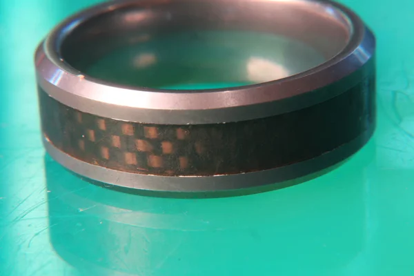 Detailní Záběr Stříbrného Vzorovaného Prstenu Zeleném Povrchu — Stock fotografie