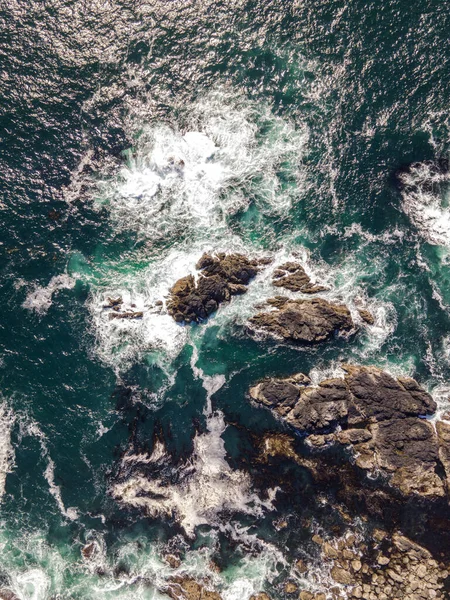 Vzdušný Vertikální Snímek Moře Kamenitými Kameny — Stock fotografie
