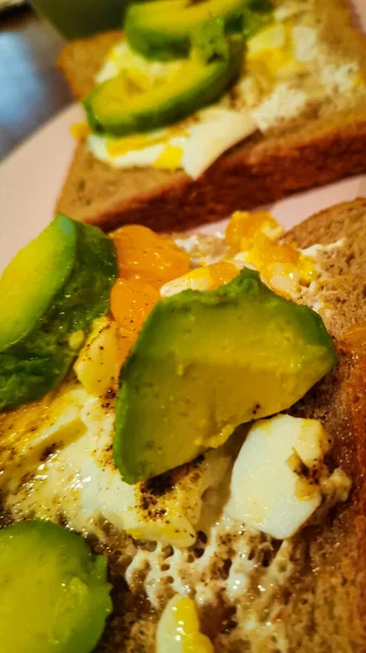 Вертикальная Порция Тостов Яйцом Авокадо Завтрак — стоковое фото