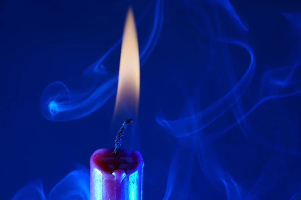 Närbild Ett Brinnande Ljus Mörkblå Bakgrund Perfekt För Tapeter — Stockfoto