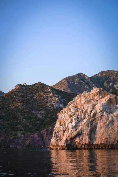 美丽的海景和岩石群山的迷人镜头 — 图库照片