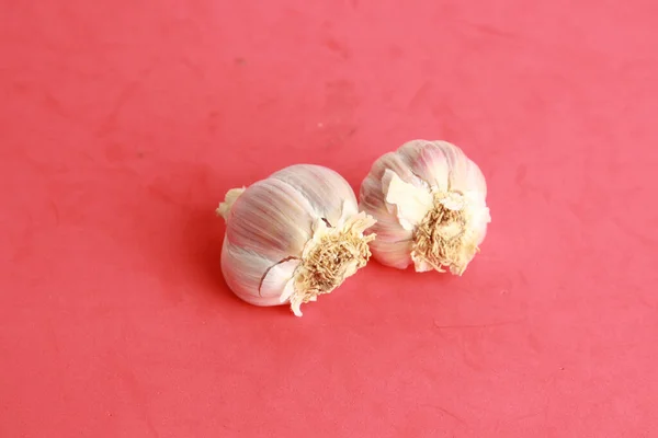 Cabeças Dois Garlics Fundo Vermelho — Fotografia de Stock
