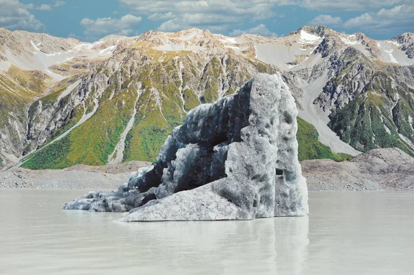 在高山景观的背景下拍摄的冰川特写 — 图库照片