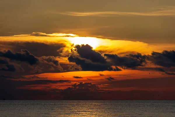 Ein Faszinierender Blick Auf Eine Wunderschöne Meereslandschaft Bei Malerischem Sonnenuntergang — Stockfoto