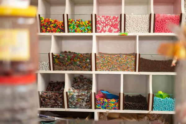 Eine Nahaufnahme Von Regalen Einem Markt Voller Unterschiedlicher Bunter Bonbons — Stockfoto