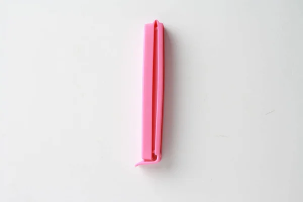 Ein Rosafarbener Plastikclip Für Lebensmittelbeutel — Stockfoto