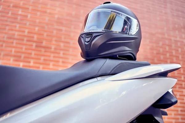 Primer Plano Casco Negro Asiento Una Motocicleta —  Fotos de Stock