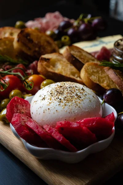 Una Toma Vertical Una Bandeja Con Rebanadas Pan Queso Verduras — Foto de Stock