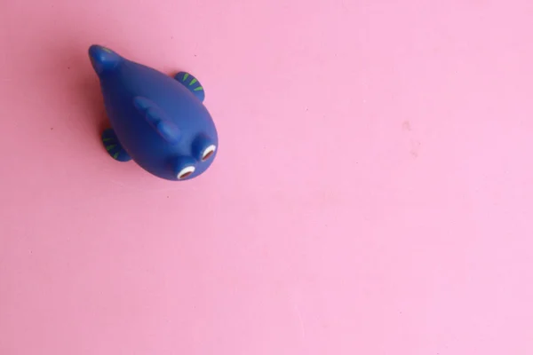 Brinquedo Peixe Borracha Uma Superfície Rosa — Fotografia de Stock