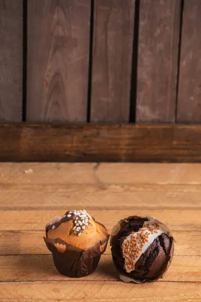 木製の表面においしいチョコレートマフィンのクローズアップショット — ストック写真