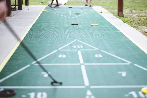 Tiro Foco Seletivo Jogo Shuffleboard — Fotografia de Stock