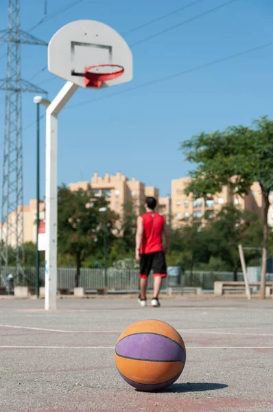 Tiro Seletivo Vertical Foco Basquete Uma Corte Com Jogador Masculino — Fotografia de Stock