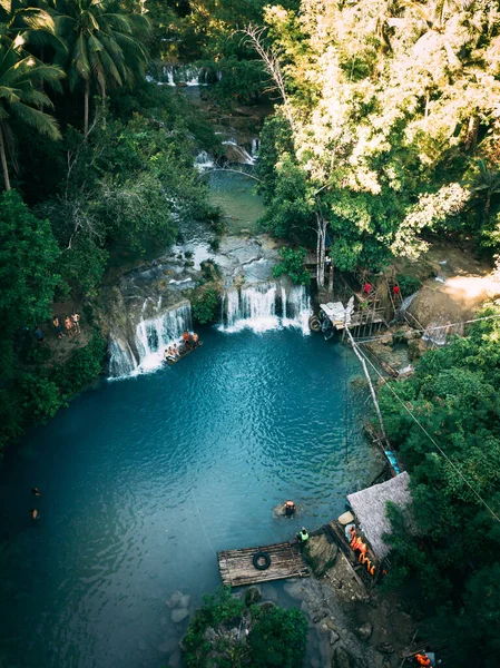 Bela Cachoeira Fluindo Para Rio Cercado Por Verdes — Fotografia de Stock