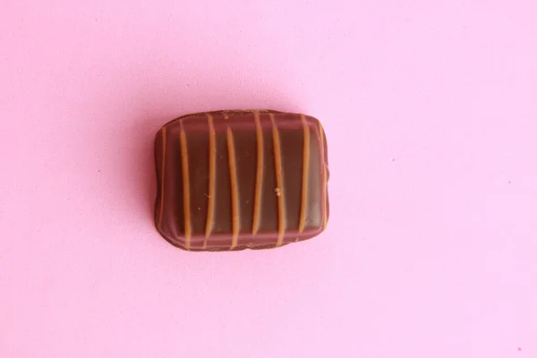 Delicioso Bombom Chocolate Variado Uma Superfície Rosa — Fotografia de Stock