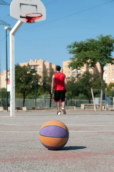 Mise Point Sélective Verticale Ballon Basket Dans Court Avec Joueur — Photo