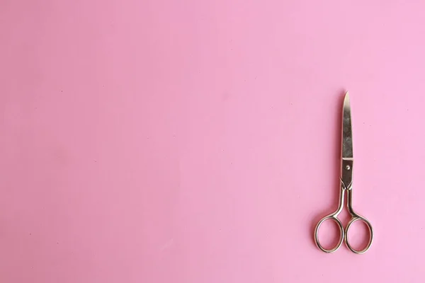 Вид Сверху Пришивание Ножниц Розовом Фоне — стоковое фото