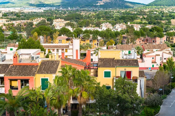スペイン マヨルカ島サンタ ポンサの建物や緑に囲まれたモダンなコテージの風景 — ストック写真