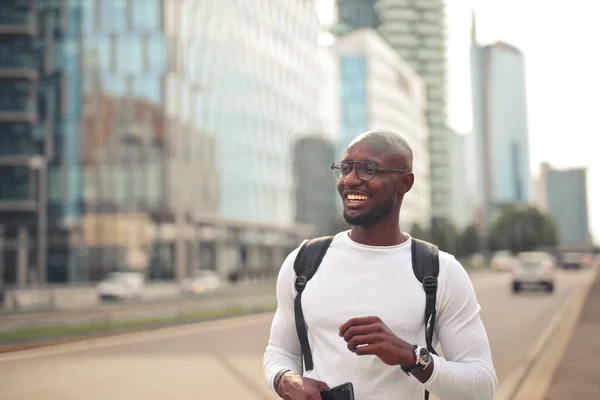 Een Vrolijk Glimlachende Afrikaanse Man Met Een Bril Een Wit — Stockfoto