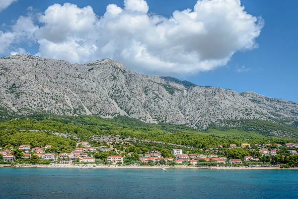 Una Hermosa Vista Costa Bajo Las Montañas Orebic Croacia —  Fotos de Stock