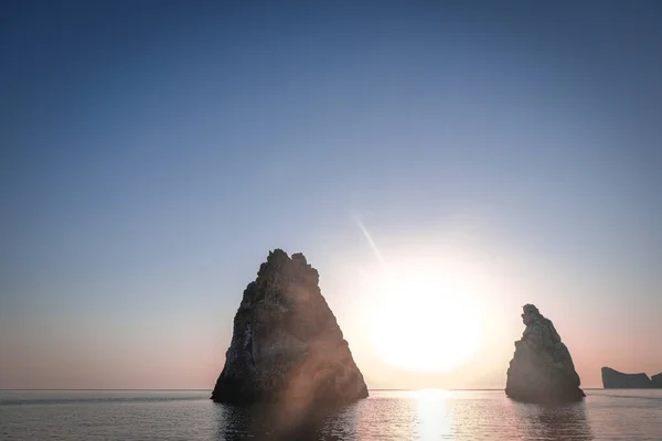夕阳西下 美丽的海景与巨大的岩石的迷人的镜头 — 图库照片