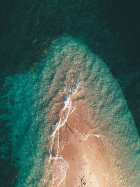 Colpo Aereo Delle Onde Oceaniche Che Colpiscono Piccola Isola Sabbia — Foto Stock