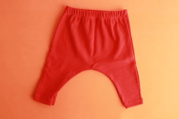 Platt Låg Röda Baby Leggings Orange Bakgrund — Stockfoto