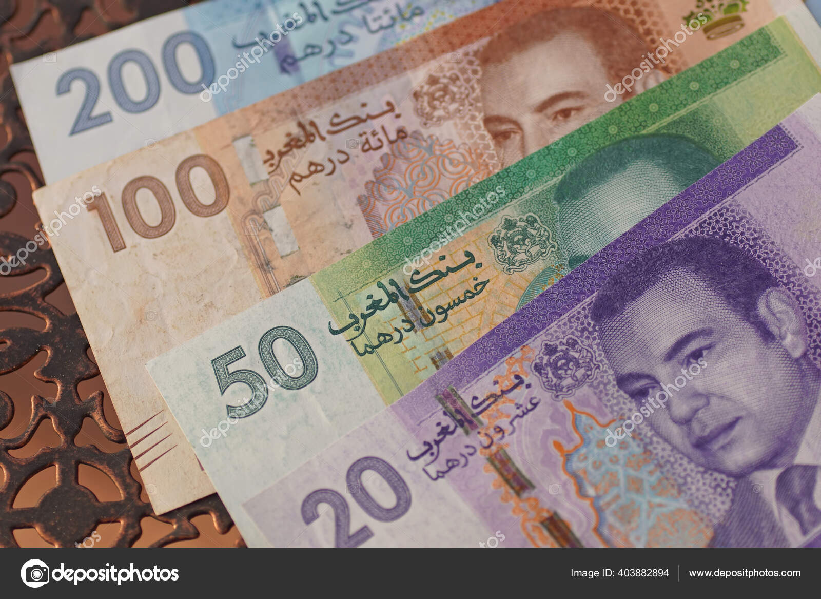 一张彩色摩洛哥迪拉姆钞票的特写照片——图库图片© Wirestock #403882894