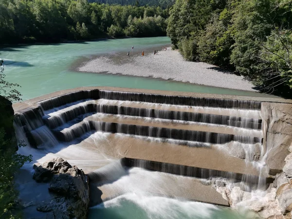 Eine Faszinierende Aufnahme Eines Atemberaubenden Wasserfalls Umgeben Von Bäumen — Stockfoto