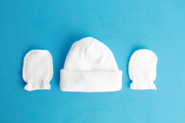 Diseño Plano Sombrero Lana Blanca Mitones Para Bebés Sobre Fondo —  Fotos de Stock