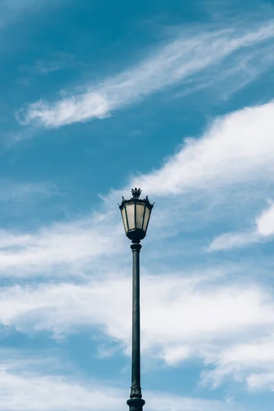曇り空に対する街灯の垂直ショット — ストック写真
