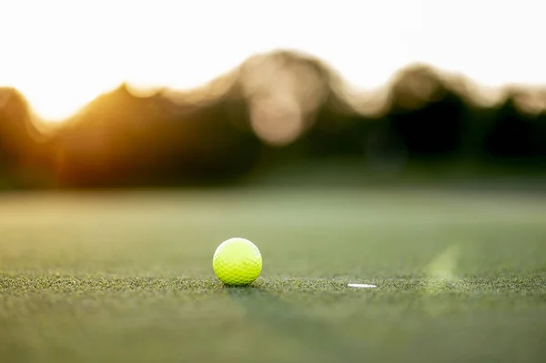コース上のゴルフボールの選択的フォーカスショット — ストック写真
