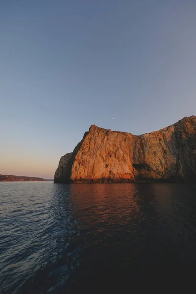 Захватывающий Снимок Красивого Морского Пейзажа Огромных Скал — стоковое фото