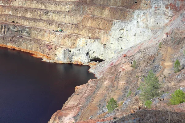 Plan Angle Élevé Lac Dans Une Carrière — Photo