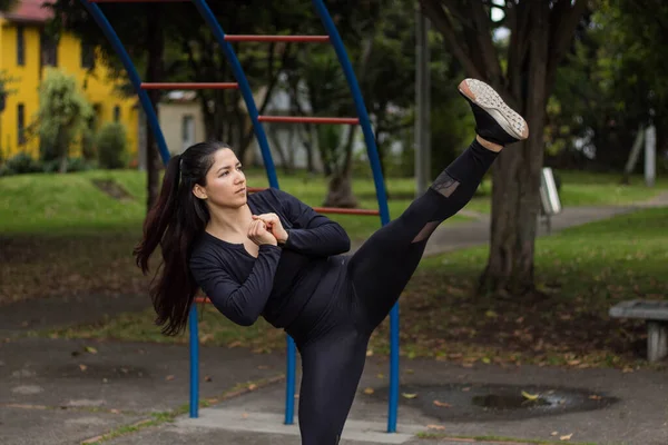 Egy Fekete Ruhás Rugdos Edz Parkban — Stock Fotó