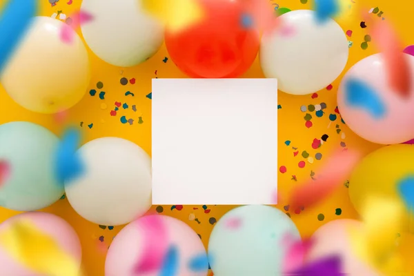 Una Vista Superior Papel Cuadrado Blanco Rodeado Globos — Foto de Stock