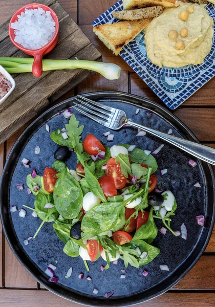 Vertikale Aufnahme Eines Grünen Salats Mit Humus Der Seite Auf — Stockfoto