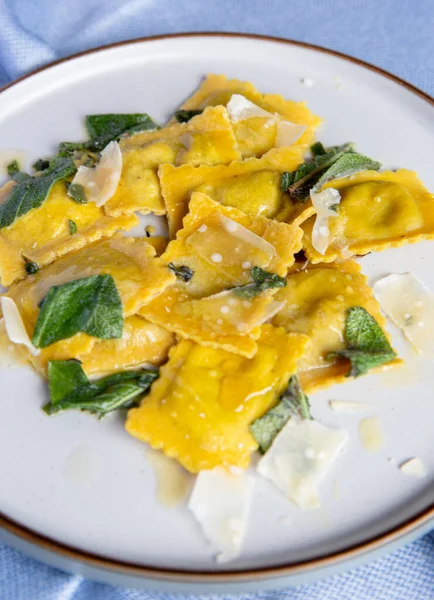 Eine Nahaufnahme Von Frischen Schmackhaften Ravioli Mit Käse Und Spinat — Stockfoto