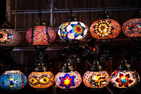 Markette Dekoratif Renkli Lambaların Güzel Bir Manzarası — Stok fotoğraf