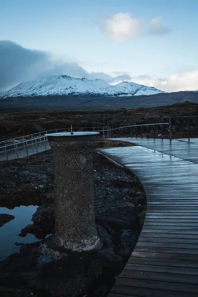 Eine Vertikale Sonnenuhr Der Nähe Der Brücke Gegen Die Berge — Stockfoto