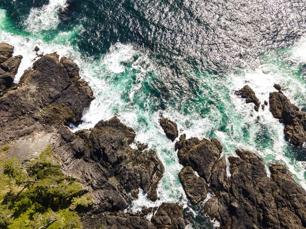 Een Antenne Opname Van Een Zee Met Wankele Stones — Stockfoto