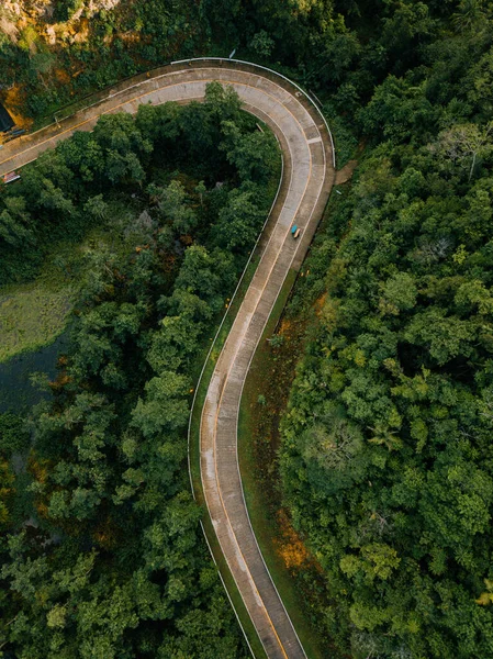 Воздушный Кадр Длинной Дороги Окруженной Деревьями Полями — стоковое фото