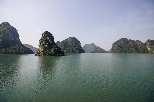 Águas Tranquilas Long Bay Vietnã — Fotografia de Stock
