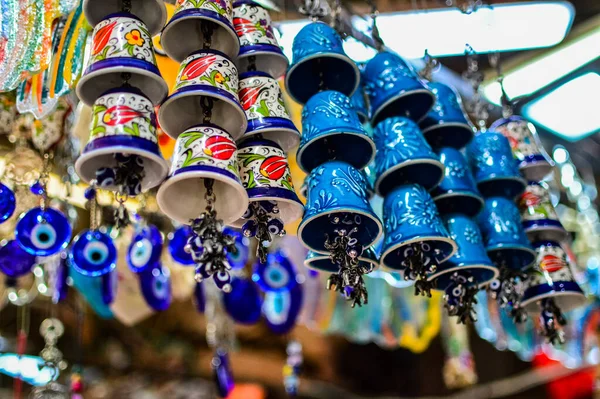 Gros Plan Pendaison Souvenirs Traditionnels Colorés Dans Magasin — Photo