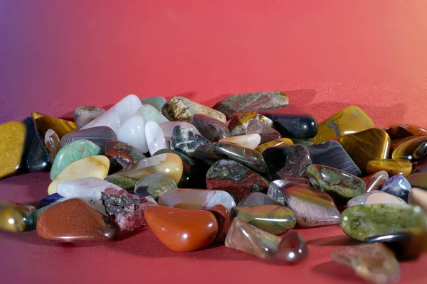 Крупный План Кристаллов Красочных Камней — стоковое фото
