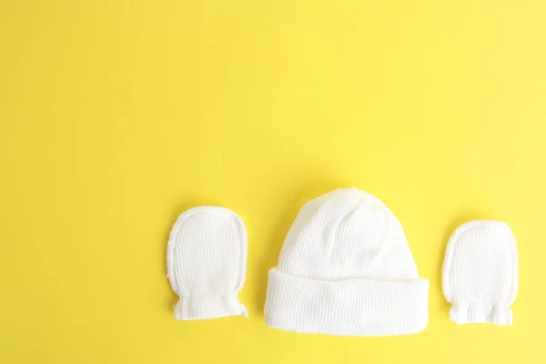Sombrero Lana Blanca Guantes Para Bebé Una Superficie Amarilla —  Fotos de Stock