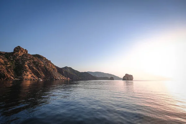 一个迷人的照片美丽的海景与岩石山 — 图库照片