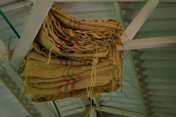 Sacos Café Pendurados Nas Vigas Acima Torradeira Uma Plantação Grãos — Fotografia de Stock