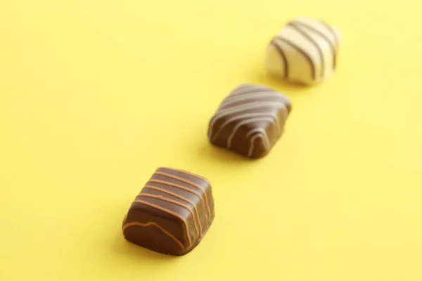 Lezat Berbagai Macam Coklat Bonbons Pada Permukaan Kuning — Stok Foto