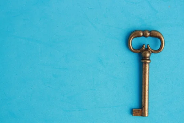 Felső Nézet Egy Vintage Kulcs Egy Kék Felületen — Stock Fotó